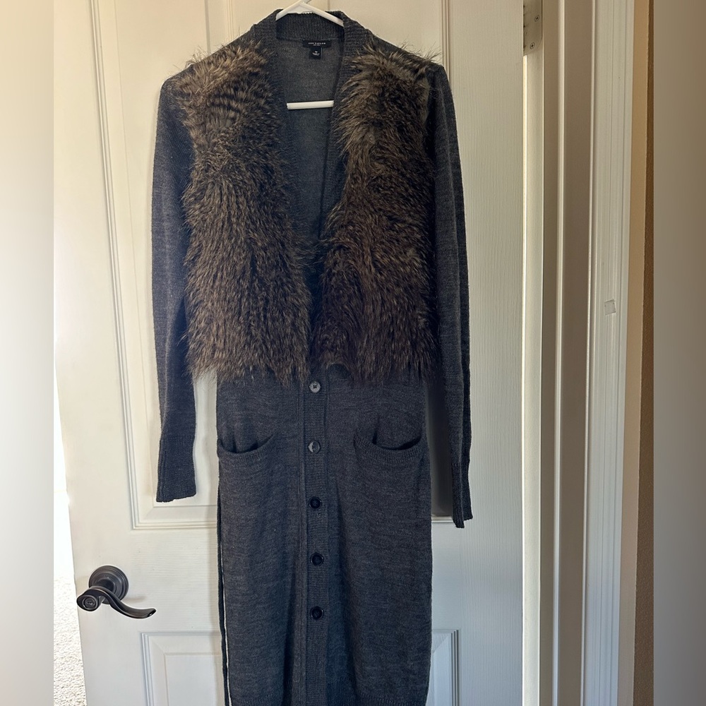 Size M, Ann Taylor style. Perfect for Autum and winter.